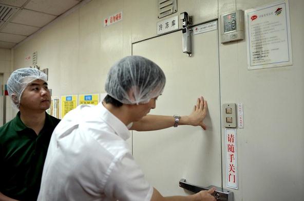 Employees of a Pizza Hut restaurant in Hangzhou seal a fridge full of tainted meat products made by Shanghai Husi Food Co yesterday. Shanghai FDA said about 100 tons of foodproducts from Husi, a meat supplier to well-known chains, had been sealed.  Xinhua