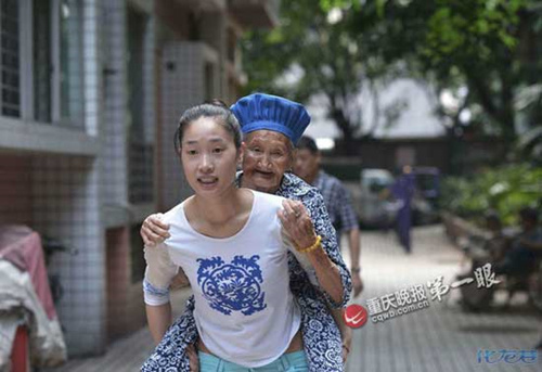 Worried that her grandmother was becoming dispirited while staying home alone, Huang began taking the 88 year-old woman to work with her everyday. 