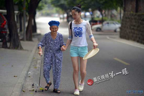 Sometimes when the old lady gets tired walking, the girl carries her to the shop.