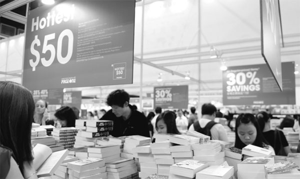 Readers sift through books at the Hong Kong Book Fair. [Photo provided to China Daily]