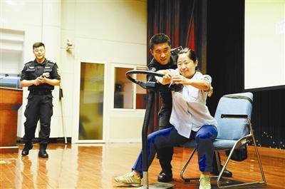 A policeman teaches a female bus driver anti-terror tactics in Beijing on Wednesday. (Photo / Beijing Youth Daily)