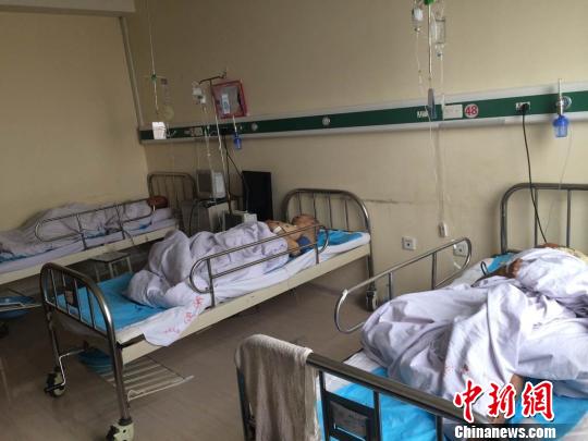 Three victims who are cut off the testicles by a man at a nursing home in Heilongjiang province, get treated at a hospital. (Photo / Chinanews.com) 