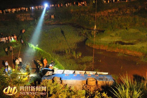 a coach rolls 20 meters down a slope in southwest China's Sichuan province on Wednesday evening. (Photo / NEWSSC.org)