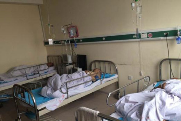 The photo published on July 24 shows the three elders are undergoing treatment at a Harbin-based hospital. [Photo: China News Service] 