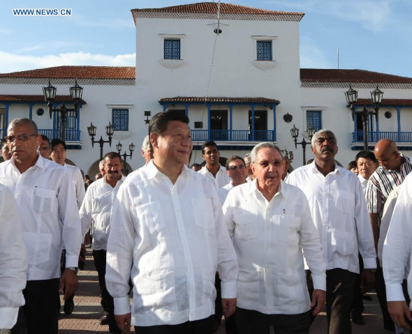 Chinese President Xi Jinping (L front), with the accompany of Cuban leader Raul Castro (R front), visits the municipal government of Santiago de Cuba, the Cuban Heroic City, July 23, 2014.(Xinhua/Lan Hongguang)