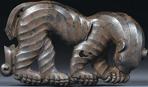A silver tiger, found in Shenmu county, Shaanxi province, is believed to date back to between the Warring States Period (475-221 BC) and the Han Dynasty.