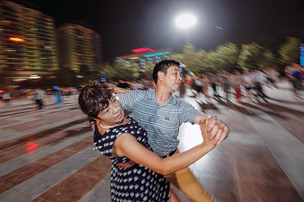 One local couple enjoy a romantic evening. Gao Erqiang/Shanghai Star
