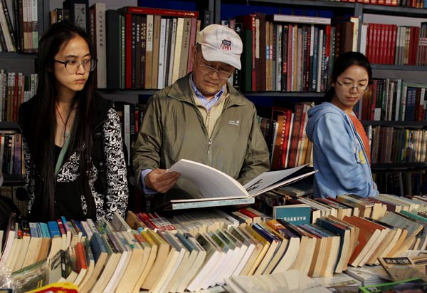 Enthusiasts browse the stalls at a book fair in Beijing. [Photo/China Daily]