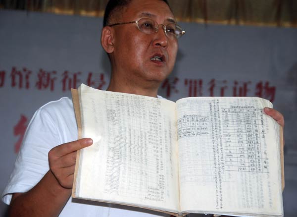 Fan Jianchuan, curator of the Jianchuan Museum Cluster, in Dayi, Sichuan province, displays a list on Sunday showing losses in Hunan and Guangxi during the War of Resistance against Japanese Aggression. Zhong Jiaming / for China Daily