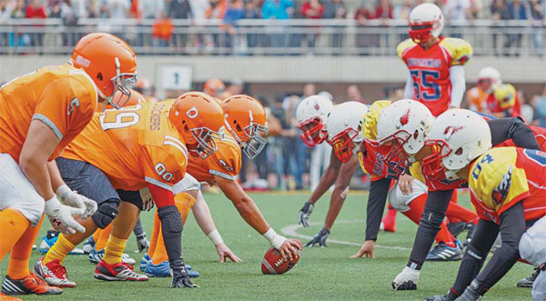 The Chongqing Dockers (left) take part in an American Football League of China match in Chongqing last year. Provided to China Daily