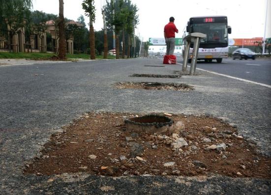 Twenty-four bus stop shelters worth 1.4 million yuan are stolen on July 24 in Nanjing, capital of Jiangsu province. 