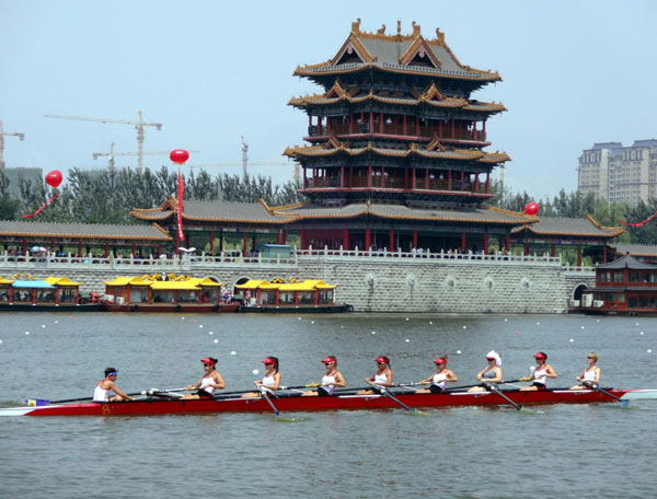 Athletes prepare for the 2014 International University Rowing Regatta on July 27.[Photo/chinadaily.com.cn]