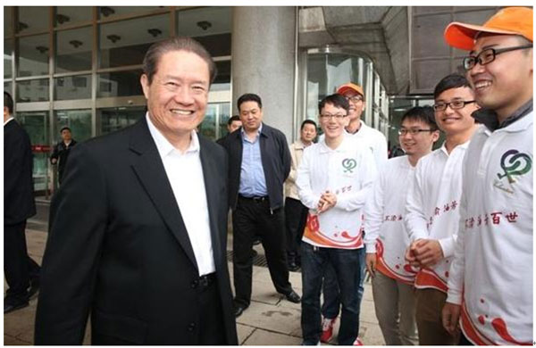 Zhou meets with student volunteers during China University of Petroleum's anniversary on Oct 1, 2013. [Photo/ cup.edu.cn] 