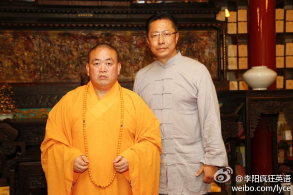 Crazy English Founder Li Yang (R) is apprenticed to Shi Yongxin, abbot of Shaolin Temple, in Dengfeng of Henan province on July 26, 2014. Li's Buddhist name is Yanyi.[Photo/Sina Weibo]