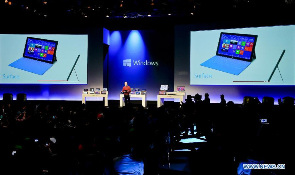 Steven Sinofsky, president of Microsoft's Windows division, introduces the company's new tablet computer Surface at a media preview in Shanghai, east China, Oct. 23, 2012. [Photo: Xinhua/Jiang Yuezhou]
