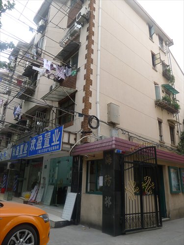 Apartment prices at this neighborhood complex on Haifang Road rise to 100,000 yuan per square meter, one of the most expensive xuequfang in the city. Photo: Ni Dandan/GT