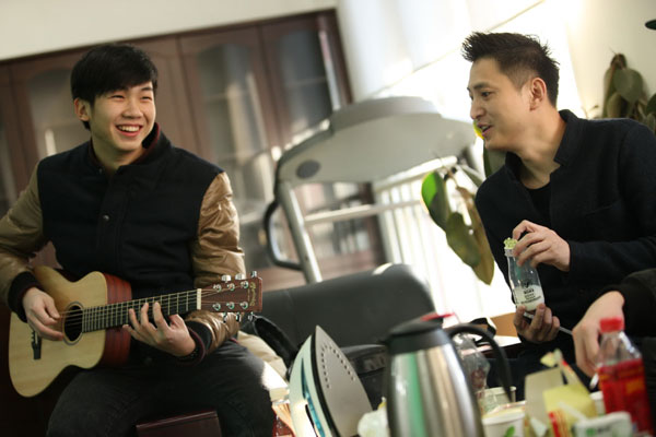 Director Fan Lixin (right) talks with Bai Jugang, a young star featured in his documentary film.