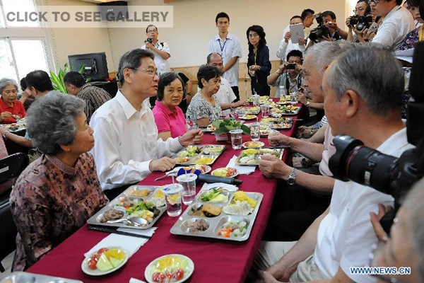 Zhang Zhijun (2nd L), director of the Taiwan Affairs Office of China's State Council, has lunch with senior citizens at a geracomium in Tucheng District of New Taipei City, southeast China's Taiwan, June 26, 2014. (Xinhua/He Junchang) 