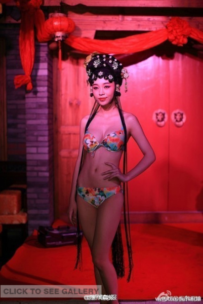 A netizen posts the photos showing several models in Bikini wearing Min opera-style hairdo at a small show in Fuzhou, Fujian province. Most netizens are dissatisfied with the mix and match, saying it desecrates the traditioal art. (Photo source: Sina Weibo)