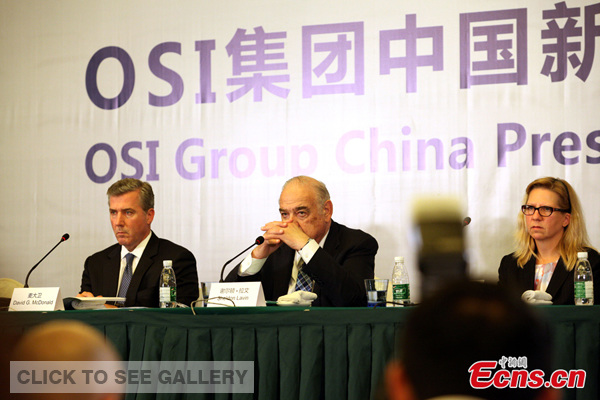 Sheldon Levin (middle), chairman and chief executive officer of OSI Group, is pictured at a press conference in Shanghai on Monday, July 28, 2014. Levin said he was sorry for the recent food safety scandal and hoped people would accept his personal and sincere apology. [Photo: China News Service/ Zhang Hengwei]