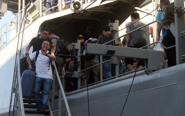 Chinese evacuees from Libya arrive at Piraeus port, Greece, on Aug 2, 2014. [Photo/Xinhua]