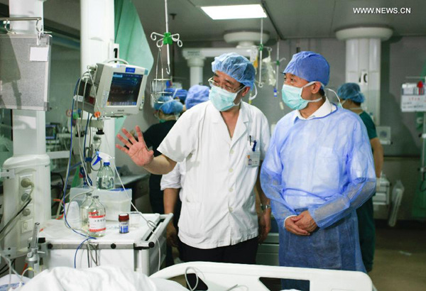 Chinese State Councilor Wang Yong (R) visits victims of a blast accident at the Second Affiliated Hospital of Soochow University in Suzhou City, east China's Jiangsu Province, Aug. 2, 2014. (Xinhua/Chen Yichen)