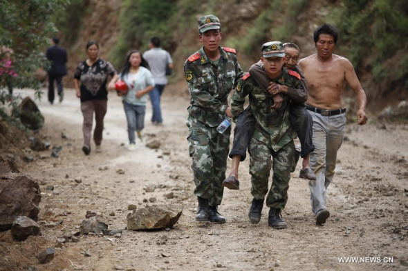 Rescuers transport an injured man after an earthquake in Ludian county of Zhaotong city in southwest China's Yunnan province, Aug 3, 2014.  (Xinhua/Zhang Guangyu) 