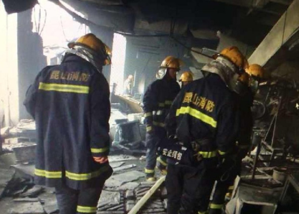 Firefighters search for survivals at the factory blast site in Kunshan, east China's Jiangsu Province, Aug 2, 2014. (Xinhua)