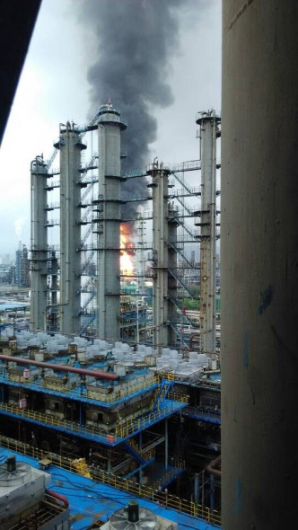 An oil refinery in Lanzhou, capital of northwest China's Gansu province, catches fire on the morning of Aug 4, 2014. (Xinhua Photo)