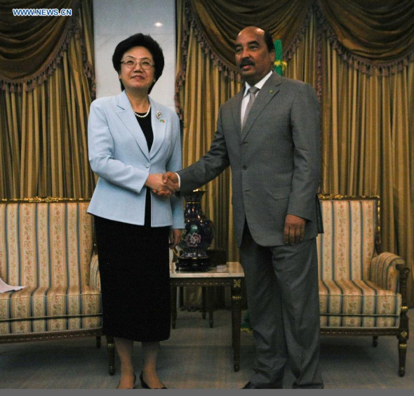 Li Bin (L), Chinese President Xi Jinping's special envoy and head of the National Population and Family Planning Commission, shakes hands with Mauritanian President Mohamed Ould Abdel Aziz at the Presidential Palace in Nouakchott, capital of Mauritania, Aug 2, 2014. (Xinhua/Li Jing) 