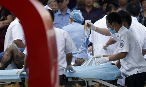 Medics transfer a badly burned victim of the blast in a car parts factory from Kunshan to Shanghai Saturday afternoon. Many of those injured in the explosion on Saturday morning have been transferred to other hospitals in Jiangsu Province and Shanghai for better medical treatment. Photo: Yang Hui/GT