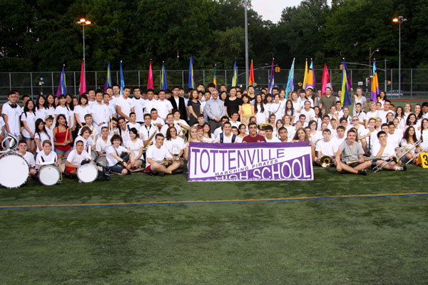 The Marching Pirates band of Tottenville High School on Staten Island, New York, plays host to a group of 200 high and middle school students visiting from China as part of a cultural exchange program organized by the Sino-American Culture and Arts Foundation on Monday. Jack Freifelder / CHINA DAILY