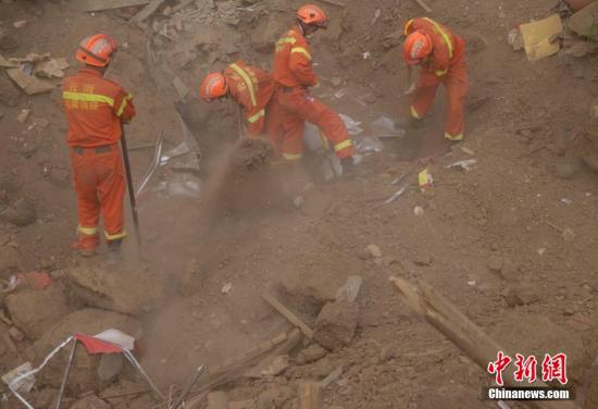 Photo taken on Aug 5 shows rescuers looking for survivers at Longtoushan township, Ludian county in Zhaotong city, southwest China's Yunnan province. (CNS Photo) 