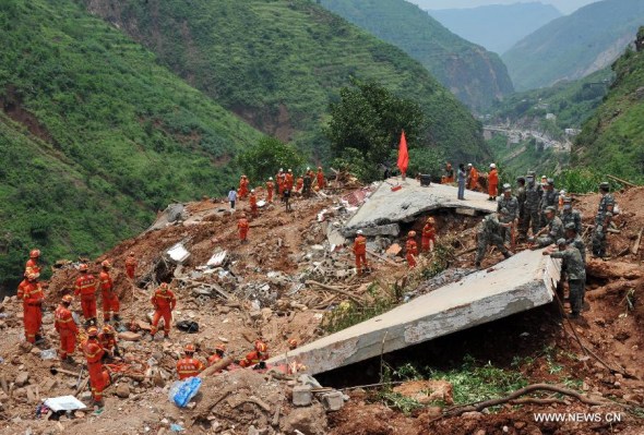 escuers search for the survivors in quake-hit Longtoushan Town of Ludian County, southwest China's Yunnan Province, Aug. 7, 2014. The 6.5-magnitude earthquake that struck Ludian County on Sunday has caused 589 deaths and injured more than 2,800 people.(Xinhua/Chen Haining)