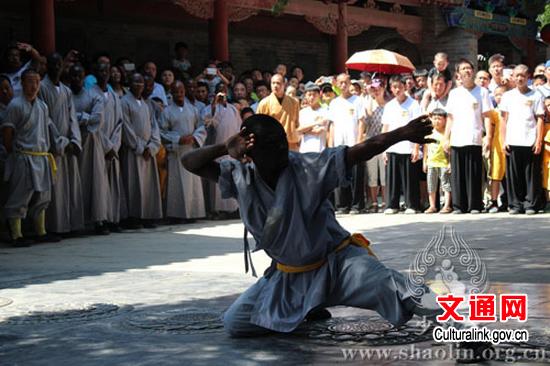 The former African student shows his Shaolin Kung Fu skills. [Photo/Culturalink.org]