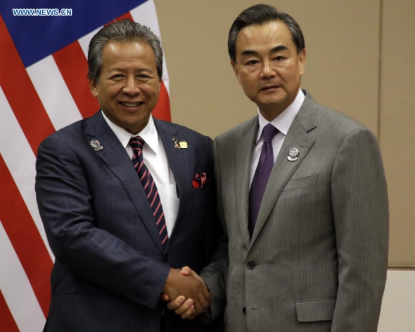 Chinese Foreign Minister Wang Yi (L) meets with his Malaysian counterpart Anifah Aman on the sidelines of the series of Foreign Ministers Meetings on East Asia cooperation in Myanmar's capital of Nay Pyi Taw, Aug. 8, 2014.(Xinhua/U Aung)