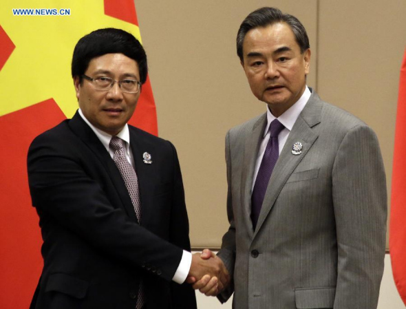 Chinese Foreign Minister Wang Yi (L) meets with Vietnamese Deputy Prime Minister and Foreign Minister Pham Binh Minh on the sidelines of the series of Foreign Ministers' Meetings on East Asia cooperation in Myanmar's capital of Nay Pyi Taw, Aug. 8, 2014.(Xinhua/U Aung)
