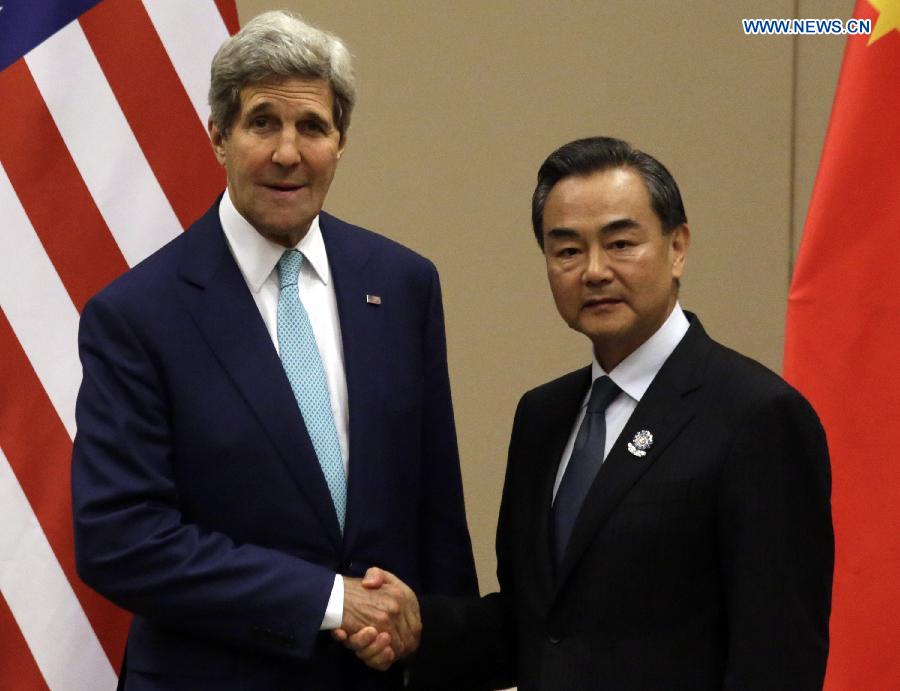 Chinese Foreign Minister Wang Yi (R) meets with U.S. Secretary of State John Kerry on the sidelines of the series of Foreign Ministers' Meetings on East Asia cooperation in Myanmar's capital of Nay Pyi Taw, Aug. 9, 2014. (Xinhua/U Aung)