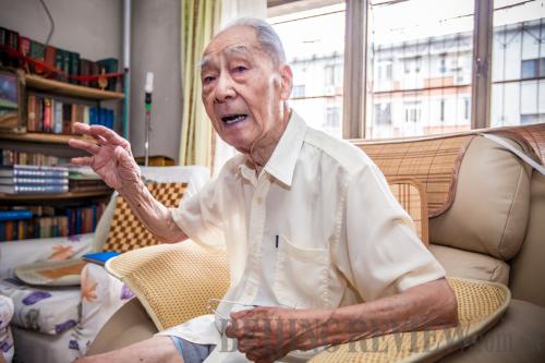 Xu Yuanchong in his Beijing apartment (ZHENG LIANG)