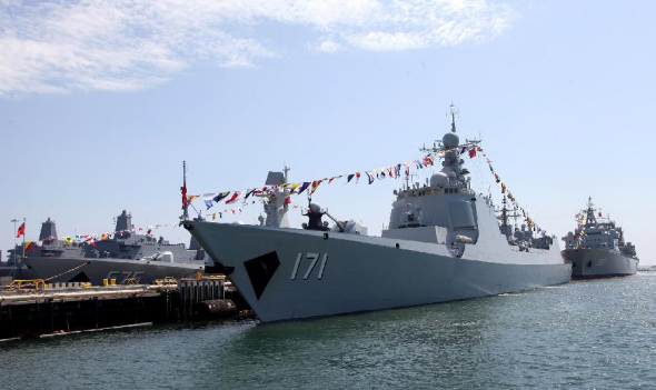 Chinese navy's Task Group 171, which include missile destroyer Haikou, missile frigate Yueyang and supply ship Qiandaohu, with a ship-borne helicopter and more than 700 soldiers and officers, anchors at Naval Base San Diego the United States, Aug. 10, 2014. The Chinese flotilla arrived at Naval Base San Diego on Sunday for a five-day visit after its debut in the world's largest maritime military drill. (Xinhua/Yu Lin)