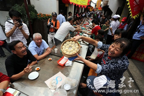 A Xiaolongmantou banquet for hundreds of people [Photo/jiading.gov.cn]