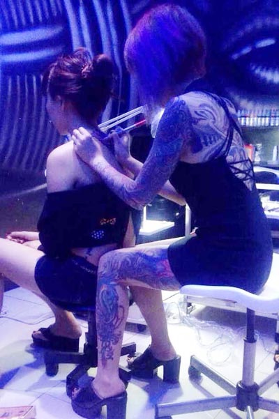 Jeanne Sun gives a female customer a tattoo. Sun, who owns Jeanne Tattoo Studio, studied the art of tattoos in France for 10 years before moving back to China and opening a shop in Beijing. Sun, 32, said its important for customers to have a tattoo that shows their personality. Provided to chinadaily.com.cn