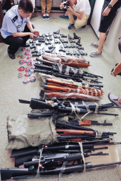 108 replica guns seized by police. [Photo: Shenyang Evening News]