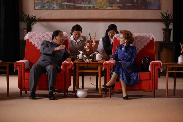 Deng Xiaoping, played by actor Ma Shaohua, speaks to an actress playing former British prime minister Margaret Thatcher in a scene from the 48-episode TV series Deng Xiaoping During a Historic Turning Point.[Photo/China Daily]