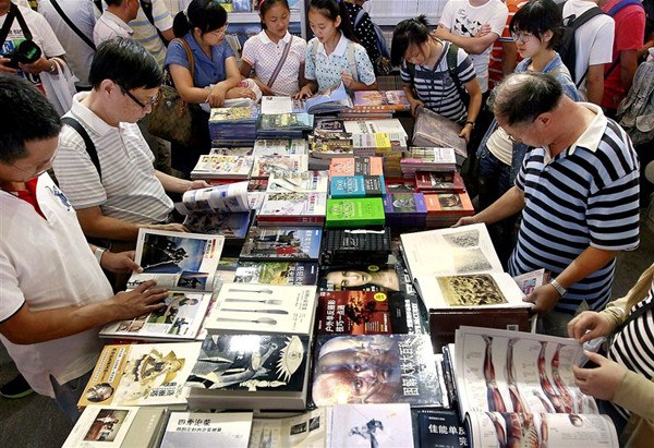 Book lovers busy browsing at the Shanghai Book Fair, which opened yesterday. — Zhang Suoqing 