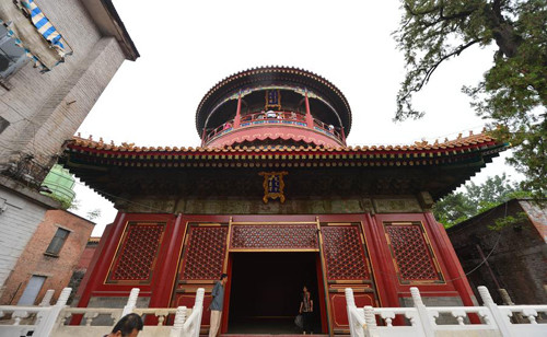 The photo taken on Aug 13 shows a wooden shrine in Qianyuan Pavilion, where renovation is underway at the Dagaoxuan Palace in the Forbidden City in Beijing. [Photo/Xinhua]
