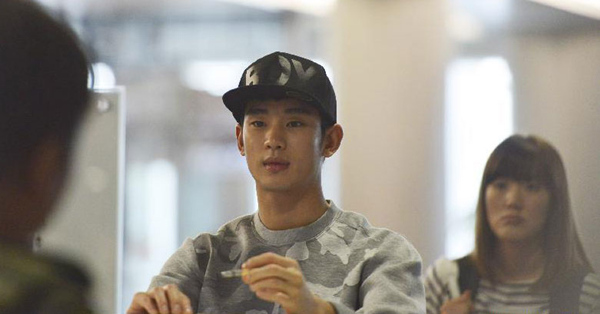 South Korean actor Kim Soo-hyun(C) arrives at Lukou International Airport in Nanjing, capital of East China's Jiangsu province, on Aug 14, 2014. Kim Soo -hyun arrived here on Thursday to take part in the opening ceremony of Nanjing 2014 Youth Olympic Games. [Photo/Xinhua]