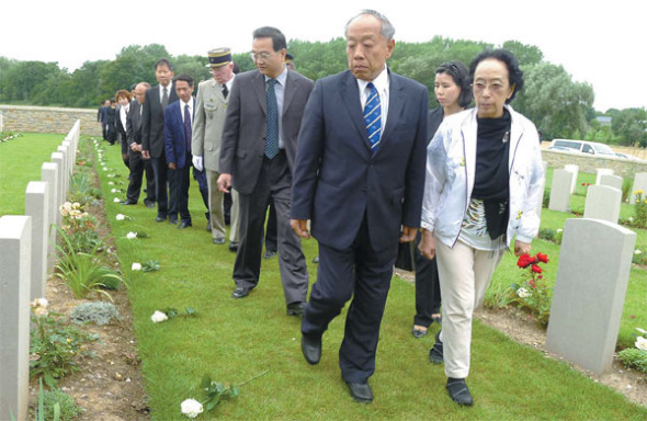 Former Chinese foreign minister Li Zhaoxing visits a cemetery of Chinese workers who served on the Western Front during World War I in Noyelles-sur-Mer of France in this July 15, 2014 file photo. [Photo / China Daily]