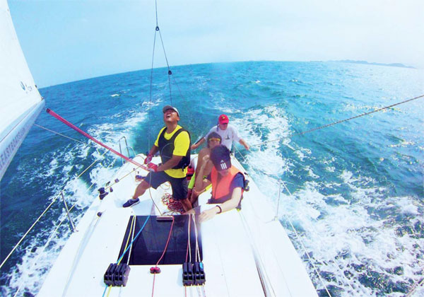 Sailing has become a popular outdoor team-building exercise in China. Pan Ping / For China Daily