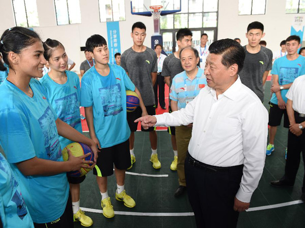 Chinese President Xi Jinping (C) talks with members of the Chinese Youth Olympic delegation in Nanjing, capital of east China's Jiangsu province, August 15, 2014. Xi paid a visit to the Chinese Youth Olympic delegation at the Nanjing Youth Olympic Village (YOV) in Nanjing on Friday. [Photo/Xinhua]